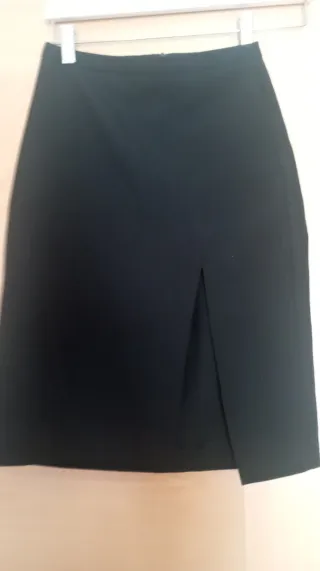 Falda negra corta con abertura