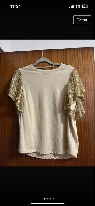 Blusa Beige con Mangas Doradas Brillantes