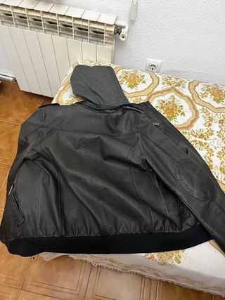 Chaqueta negra con capucha