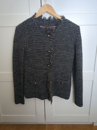 Chaqueta de punto gris calentita.
