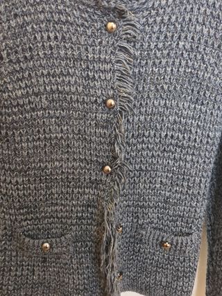 Chaqueta de punto gris calentita.