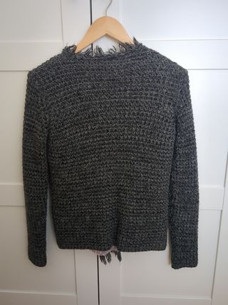 Chaqueta de punto gris calentita.