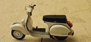 Vespa P 200 E - anno 1978 - Scala 1/18