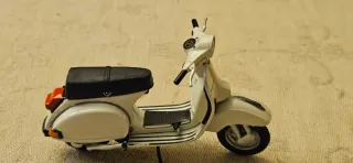 Vespa P 200 E - anno 1978 - Scala 1/18