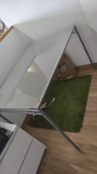 Mesa cristal y metal