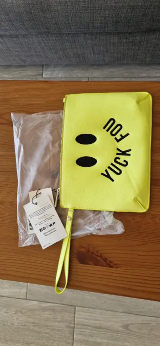 Bolso de mano Skinnydip amarillo con cara