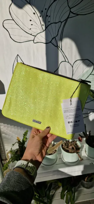 Bolso de mano Skinnydip amarillo con cara