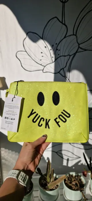 Bolso de mano Skinnydip amarillo con cara