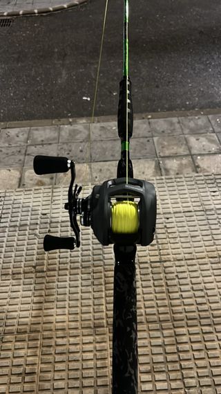 Caña y carrete de pesca con señuelos todo nuevo