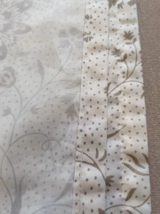 Cortina de ducha floral beige y marrón