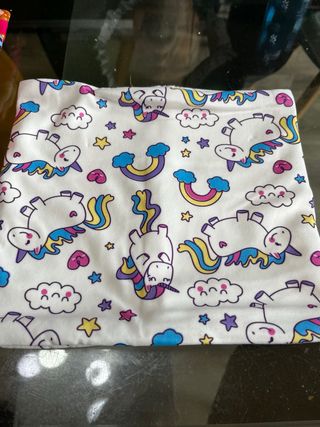 Scalda collo bianco con unicorni