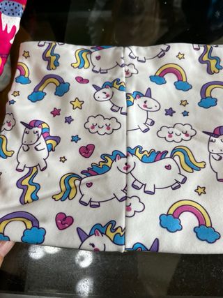 Scalda collo bianco con unicorni