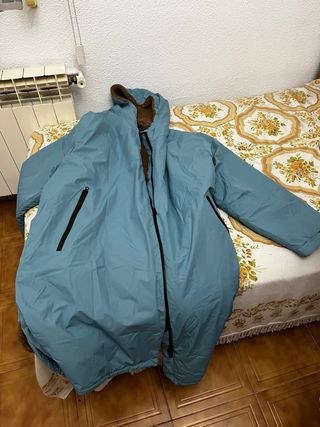 Parka larga azul y marrón con borreguito