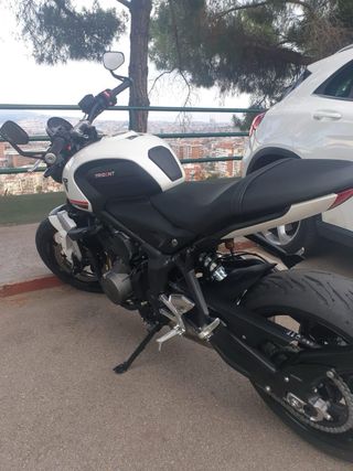 Triumph Trident 660 Blanca limitada
