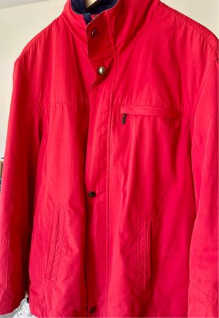 Cazadora ligera de color rojo