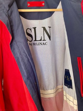 Cazadora ligera de color rojo