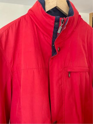 Cazadora ligera de color rojo