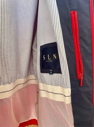 Cazadora ligera de color rojo