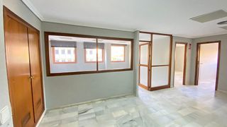 Oficina en alquiler en La Buhaira en Sevilla