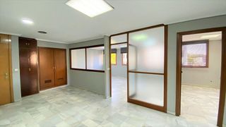 Oficina en alquiler en La Buhaira en Sevilla