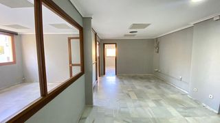 Oficina en alquiler en La Buhaira en Sevilla