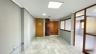 Oficina en alquiler en La Buhaira en Sevilla