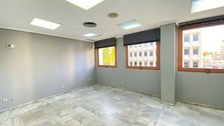 Oficina en alquiler en La Buhaira en Sevilla
