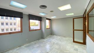 Oficina en alquiler en La Buhaira en Sevilla