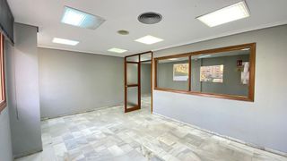 Oficina en alquiler en La Buhaira en Sevilla