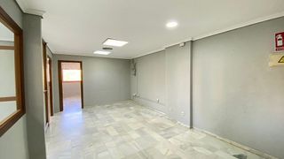 Oficina en alquiler en La Buhaira en Sevilla