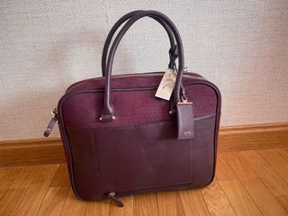 Bolso portátil color burdeos.