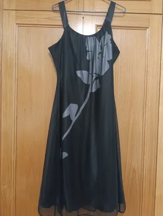 Vestido negro con estampado floral blanco talla 48