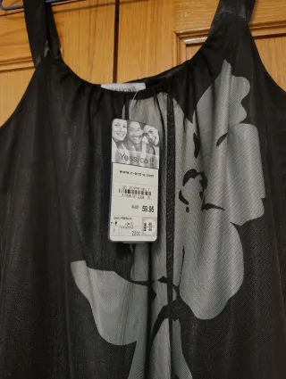 Vestido negro con estampado floral blanco talla 48