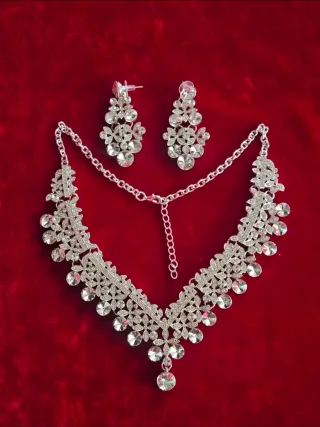 Conjunto de joyas plateadas con pedrería