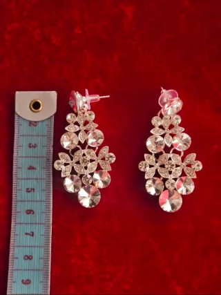 Conjunto de joyas plateadas con pedrería