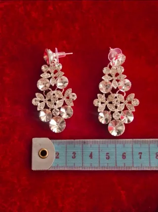 Conjunto de joyas plateadas con pedrería