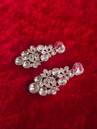 Conjunto de joyas plateadas con pedrería