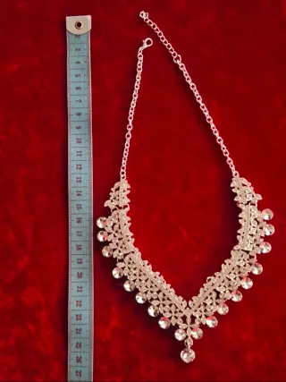 Conjunto de joyas plateadas con pedrería