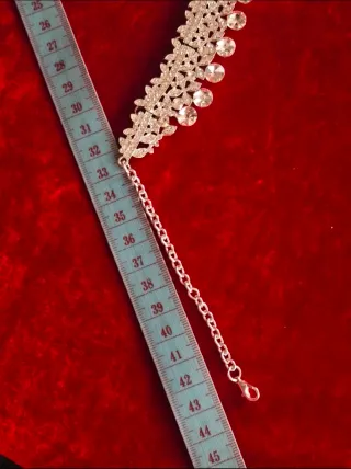 Conjunto de joyas plateadas con pedrería