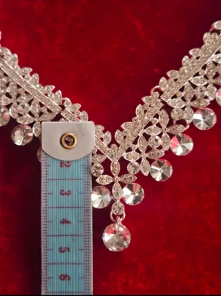 Conjunto de joyas plateadas con pedrería