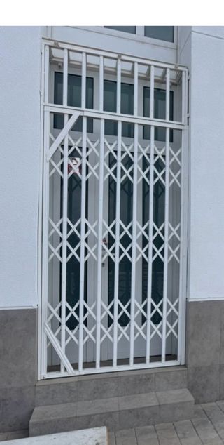 Puerta aluminio con reja