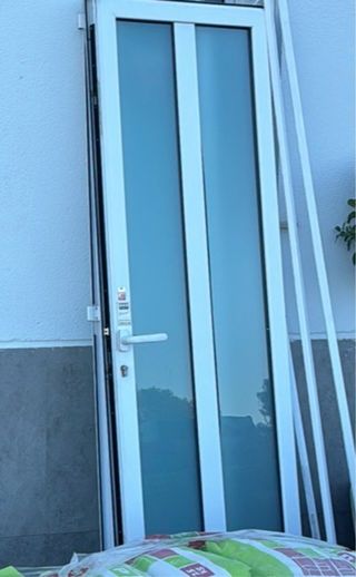 Puerta aluminio con reja