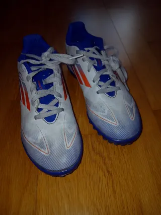 Botas multitaco fútbol niño Adidas. Talla 34
