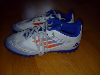 Botas multitaco fútbol niño Adidas. Talla 34