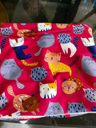 Scalda collo fucsia con disegno gatti