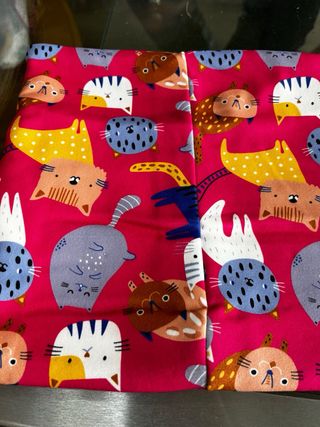 Scalda collo fucsia con disegno gatti