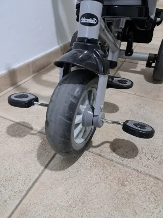 Triciclo para bebé gris