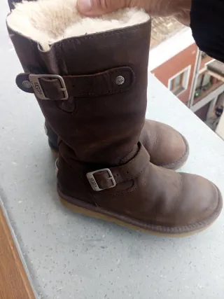 Botas UGG de cuero marrón con hebillas