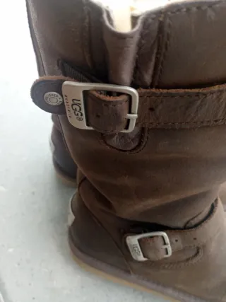 Botas UGG de cuero marrón con hebillas