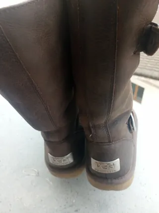 Botas UGG de cuero marrón con hebillas